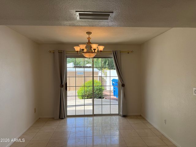 621 E CALAVAR Road, Phoenix, AZ 85022