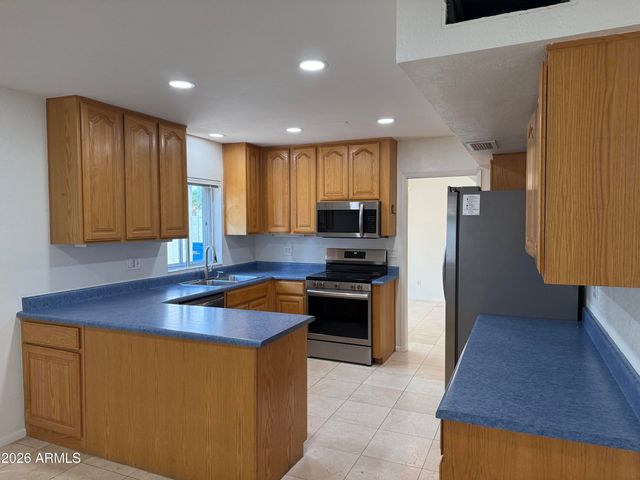 621 E CALAVAR Road, Phoenix, AZ 85022