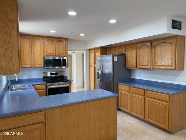 621 E CALAVAR Road, Phoenix, AZ 85022