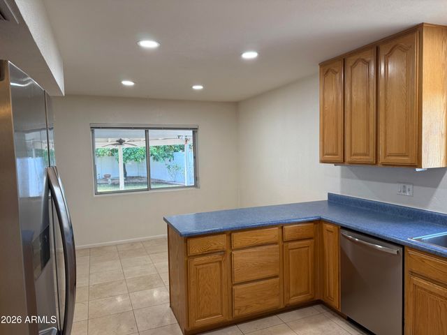 621 E CALAVAR Road, Phoenix, AZ 85022