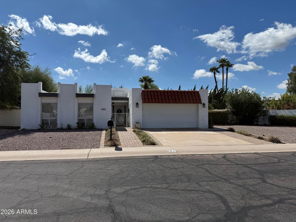 621 E CALAVAR Road, Phoenix, AZ 85022