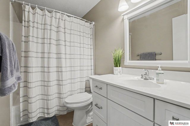 11736 Ruggles Circle, Omaha, NE 68164
