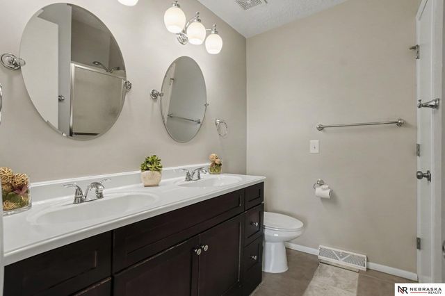 11736 Ruggles Circle, Omaha, NE 68164