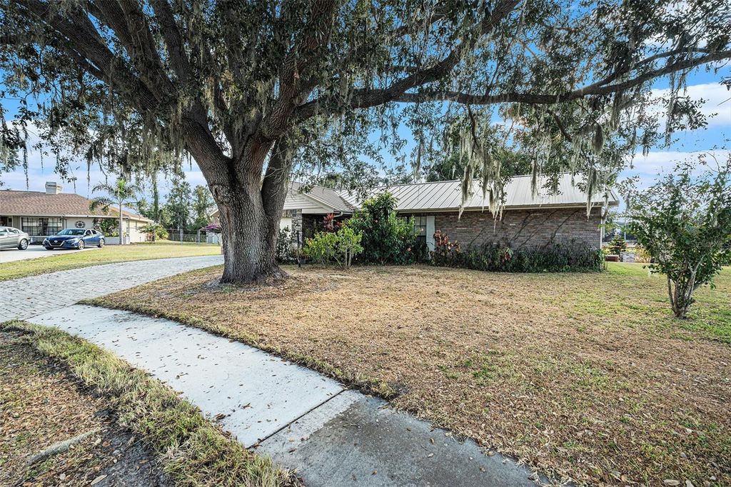 Image 2 of property listing at 3534 YALE CIRCLE, Riverview, FL 33578