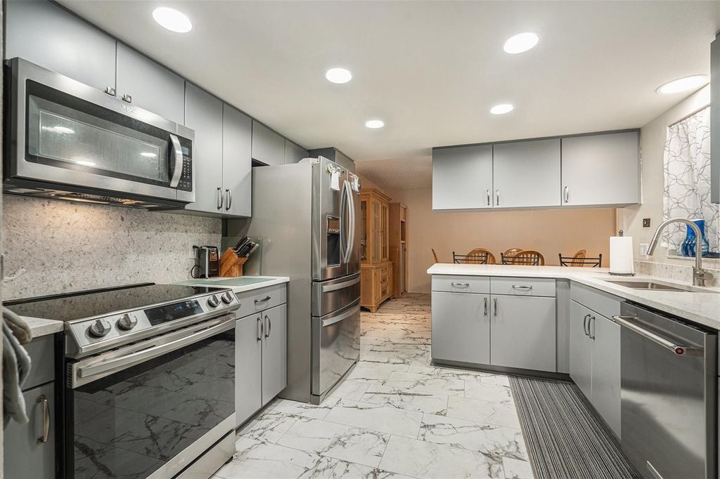 Image 13 of property listing at 3534 YALE CIRCLE, Riverview, FL 33578