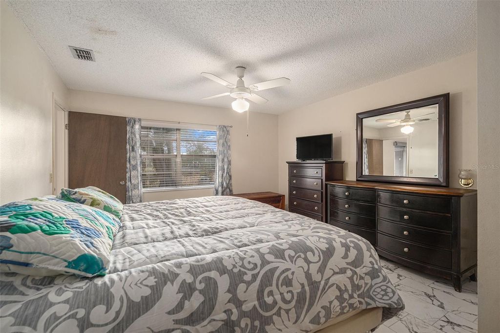 Image 16 of property listing at 3534 YALE CIRCLE, Riverview, FL 33578