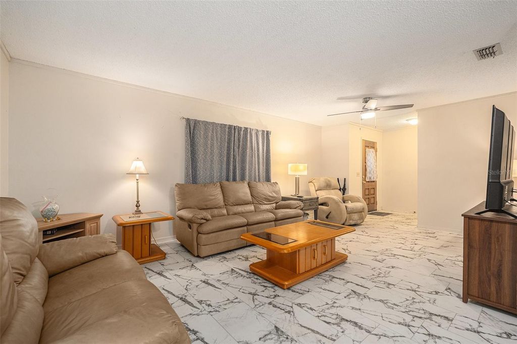 Image 5 of property listing at 3534 YALE CIRCLE, Riverview, FL 33578