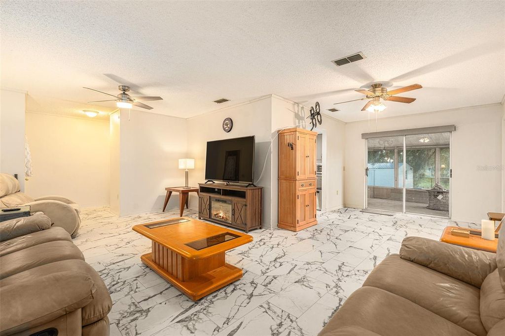 Image 6 of property listing at 3534 YALE CIRCLE, Riverview, FL 33578