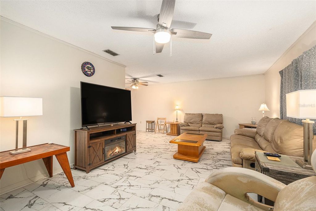 Image 7 of property listing at 3534 YALE CIRCLE, Riverview, FL 33578