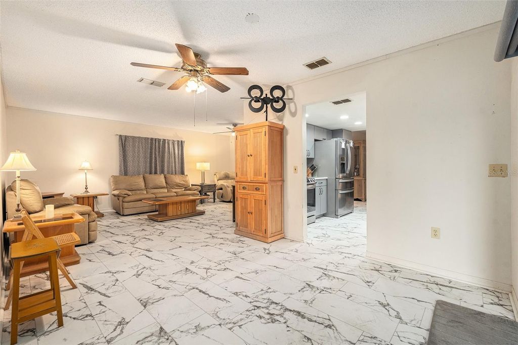 Image 8 of property listing at 3534 YALE CIRCLE, Riverview, FL 33578