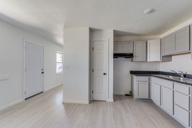 1607 E Berkeley St, Wichita, KS 67216