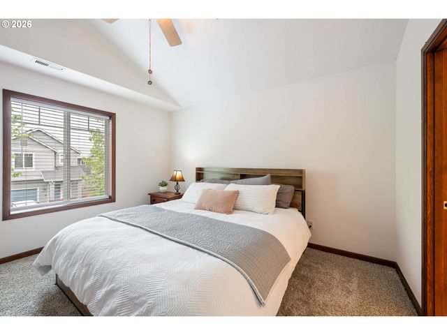 810 E 9TH St B8, Newberg, OR 97132
