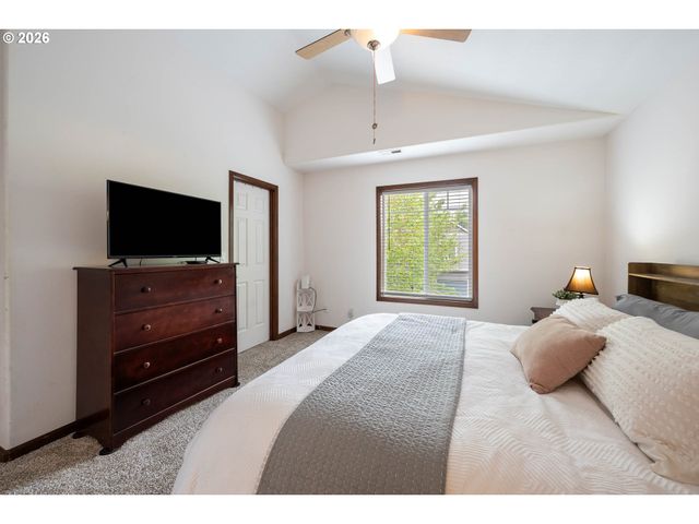 810 E 9TH St B8, Newberg, OR 97132