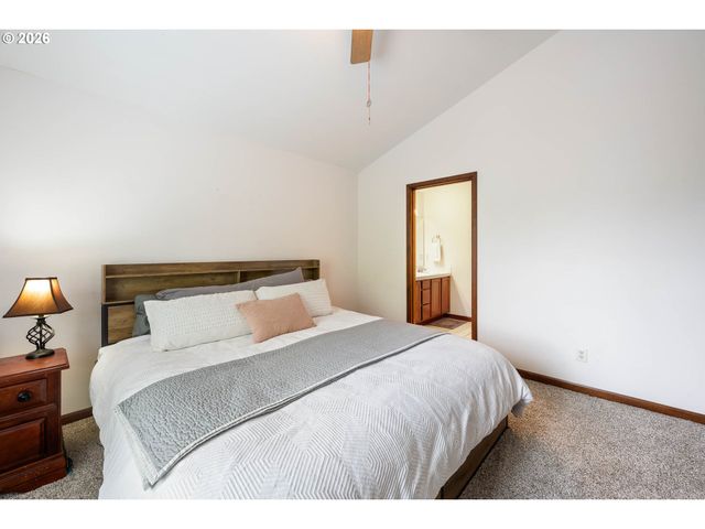 810 E 9TH St B8, Newberg, OR 97132