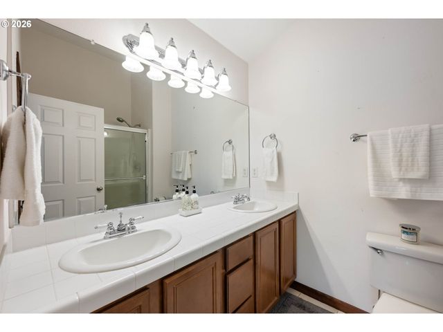 810 E 9TH St B8, Newberg, OR 97132