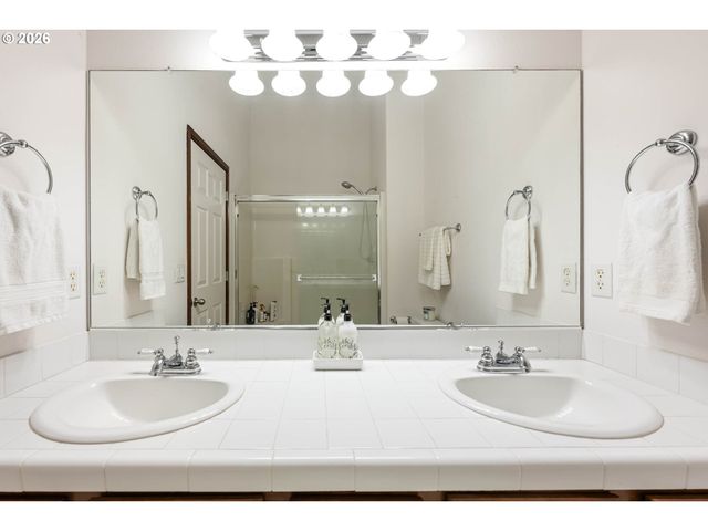 810 E 9TH St B8, Newberg, OR 97132