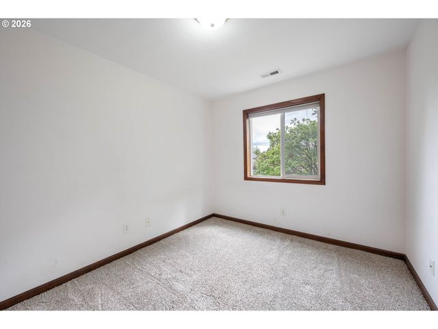 810 E 9TH St B8, Newberg, OR 97132