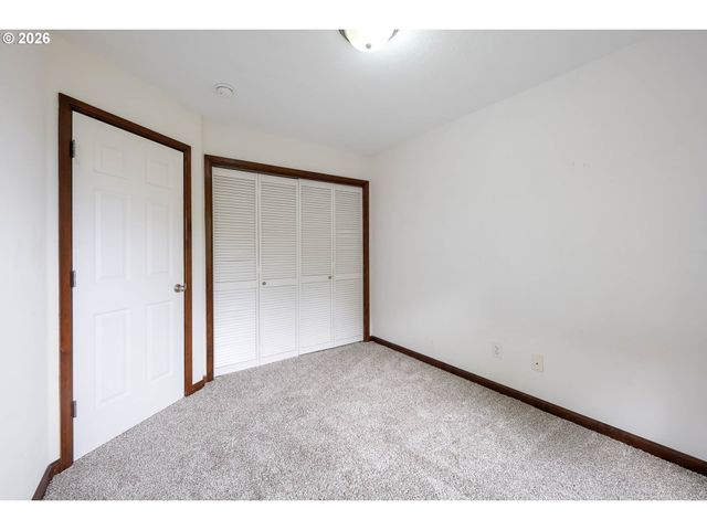 810 E 9TH St B8, Newberg, OR 97132