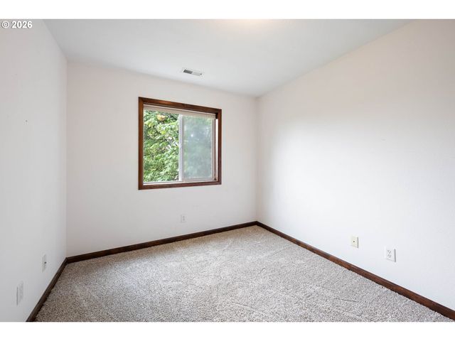 810 E 9TH St B8, Newberg, OR 97132