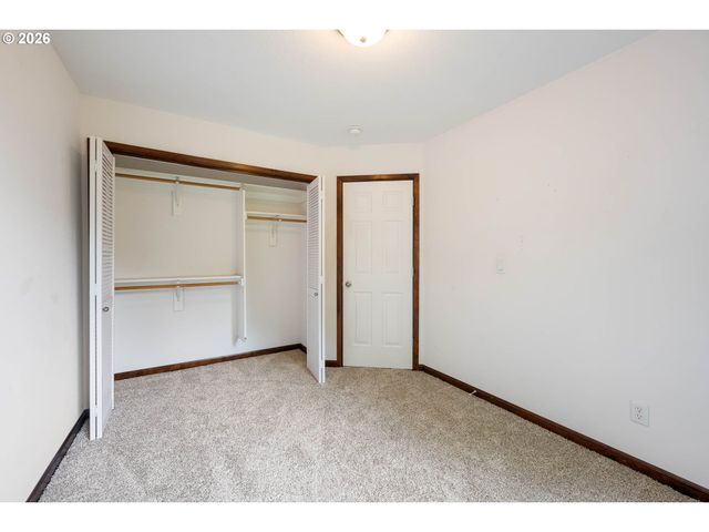 810 E 9TH St B8, Newberg, OR 97132