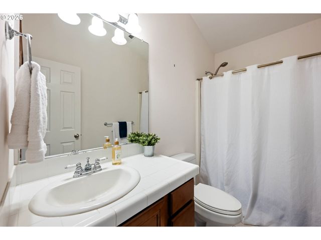 810 E 9TH St B8, Newberg, OR 97132