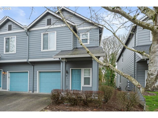 810 E 9TH St B8, Newberg, OR 97132