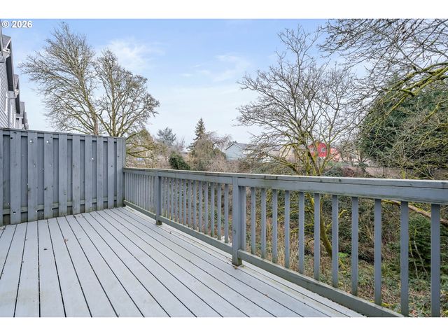 810 E 9TH St B8, Newberg, OR 97132