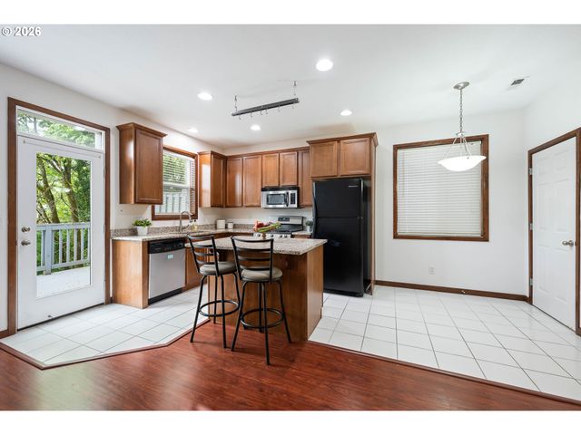 810 E 9TH St B8, Newberg, OR 97132