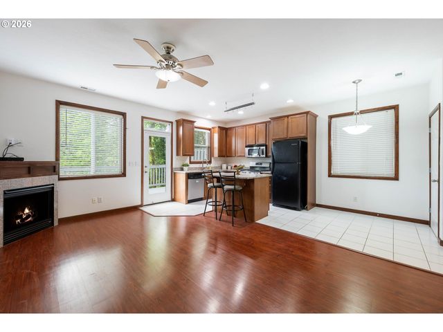 810 E 9TH St B8, Newberg, OR 97132