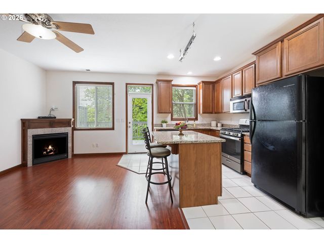 810 E 9TH St B8, Newberg, OR 97132