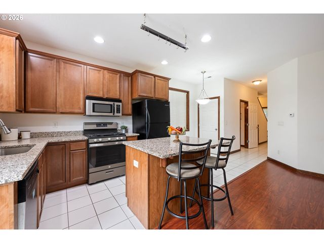 810 E 9TH St B8, Newberg, OR 97132