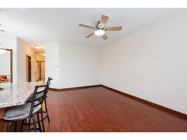 810 E 9TH St B8, Newberg, OR 97132