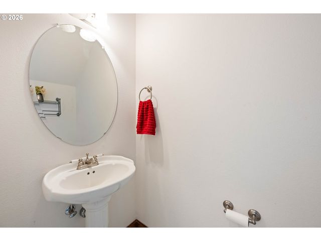 810 E 9TH St B8, Newberg, OR 97132