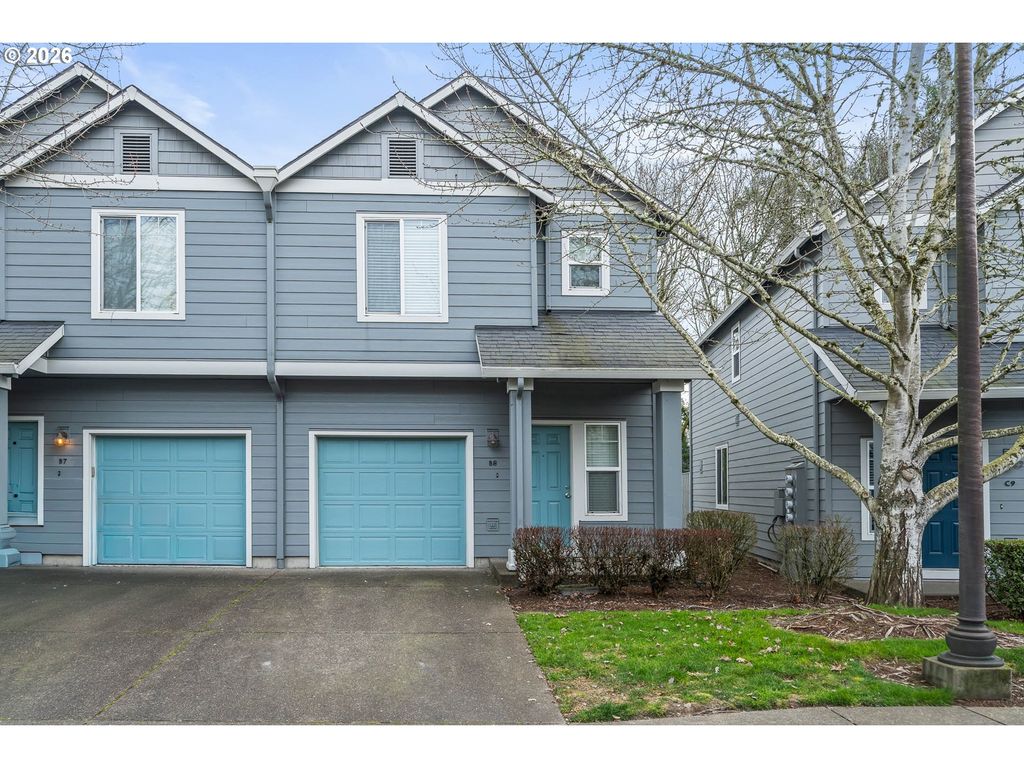 810 E 9TH St B8, Newberg, OR 97132