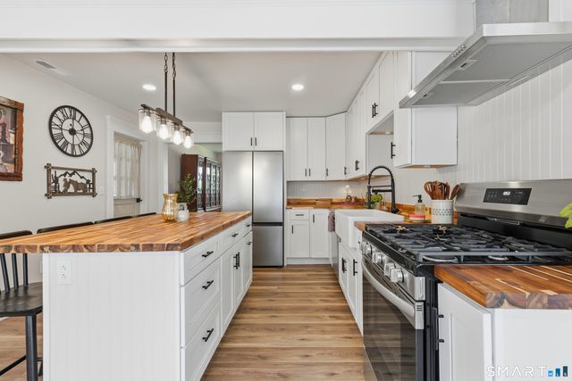 1 Meadow Lark Lane, Stonington, CT 06378