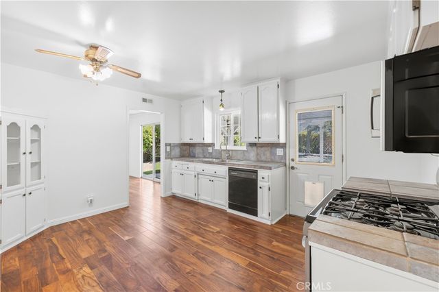 1394 Parkhurst, Simi Valley, CA 93065