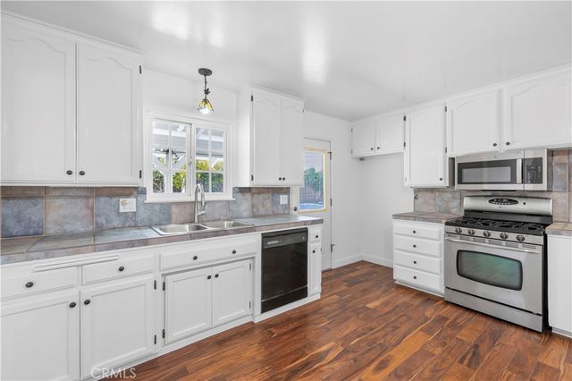 1394 Parkhurst, Simi Valley, CA 93065