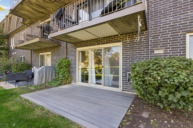 572 FAIRWAY VIEW Drive 1B, Wheeling, IL 60090