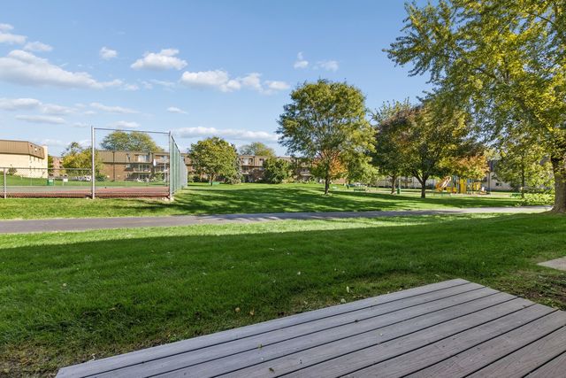 572 FAIRWAY VIEW Drive 1B, Wheeling, IL 60090