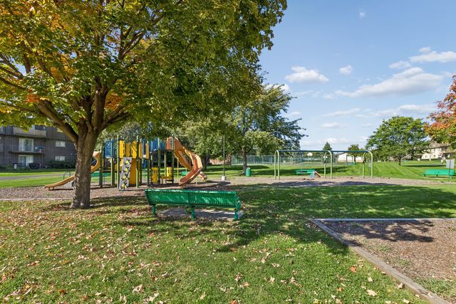 572 FAIRWAY VIEW Drive 1B, Wheeling, IL 60090