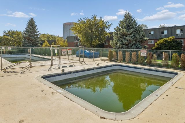 572 FAIRWAY VIEW Drive 1B, Wheeling, IL 60090