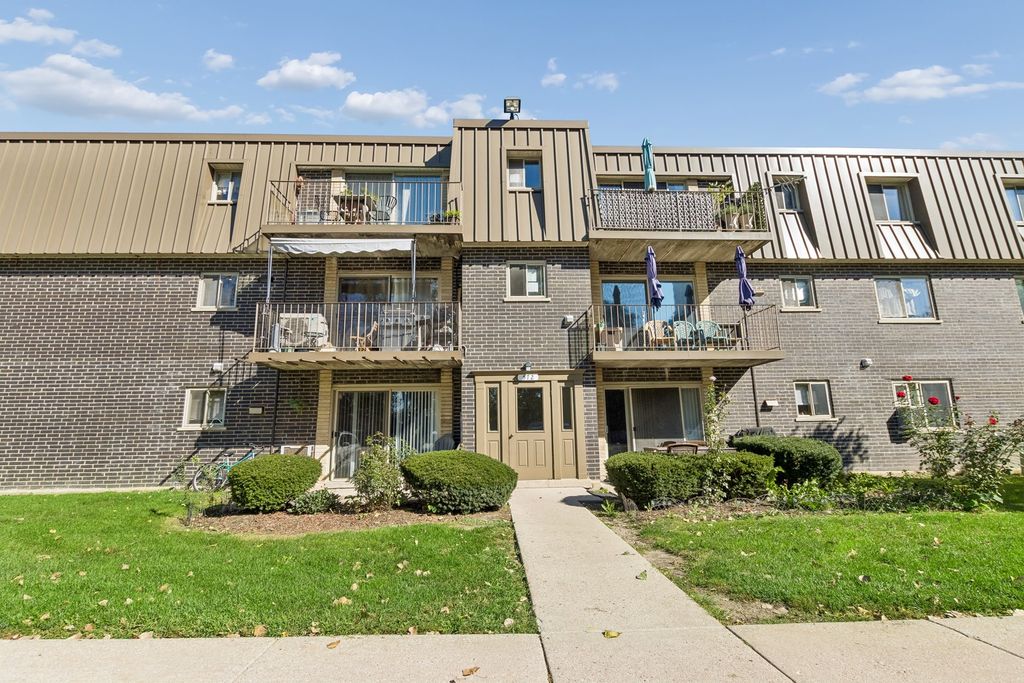 572 FAIRWAY VIEW Drive 1B, Wheeling, IL 60090