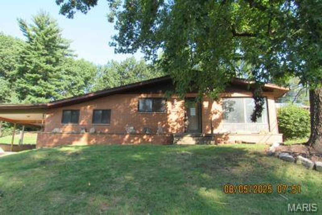 1202 Rock Springs Drive, Alton, IL 62002