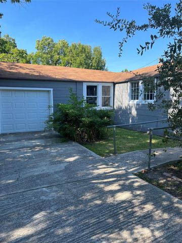 2426 8th Avenue N, Texas City, TX 77590