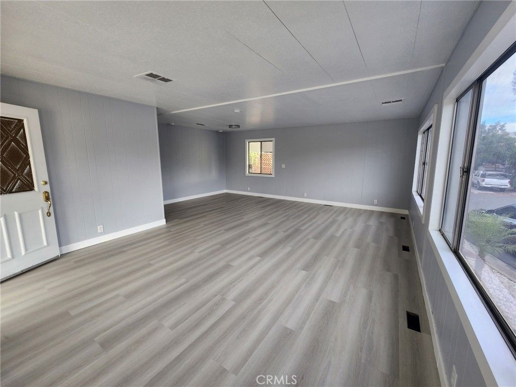 Image 10 of property listing at 995 Pomona Rd#3, Corona, CA 92882