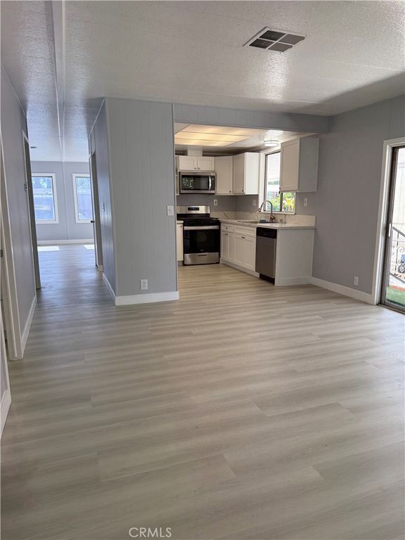 Image 14 of property listing at 995 Pomona Rd#3, Corona, CA 92882