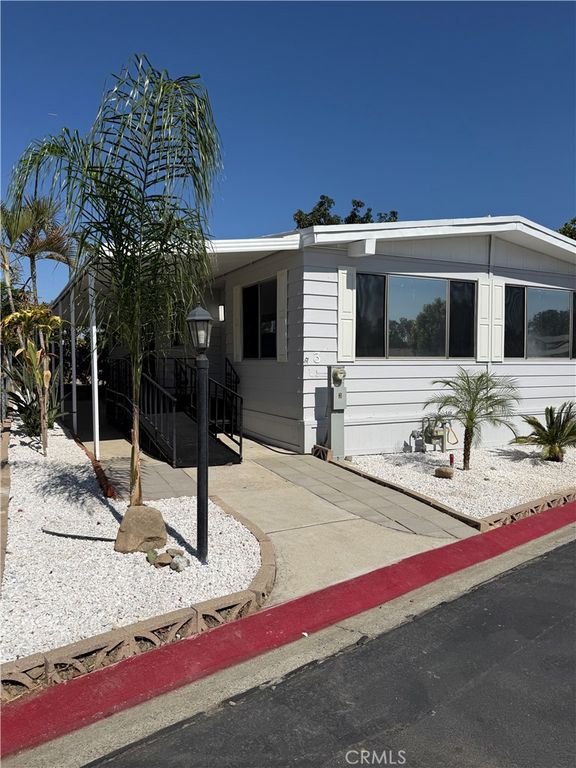 Image 4 of property listing at 995 Pomona Rd#3, Corona, CA 92882