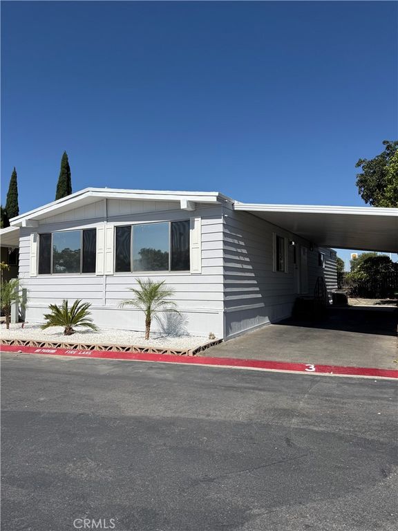 Image 6 of property listing at 995 Pomona Rd#3, Corona, CA 92882