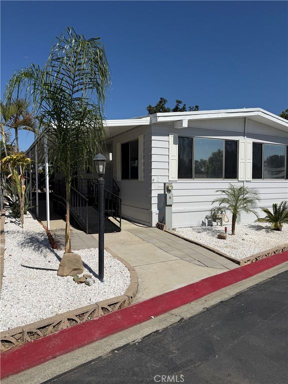 Image 7 of property listing at 995 Pomona Rd#3, Corona, CA 92882