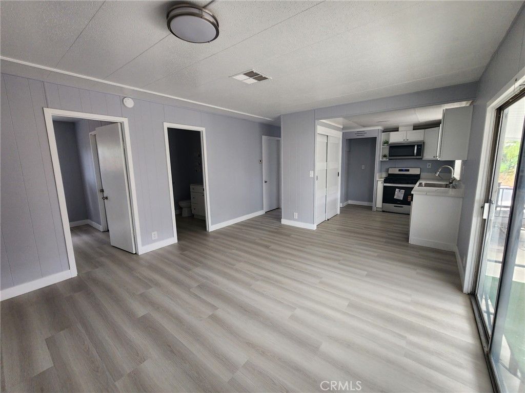 Image 9 of property listing at 995 Pomona Rd#3, Corona, CA 92882
